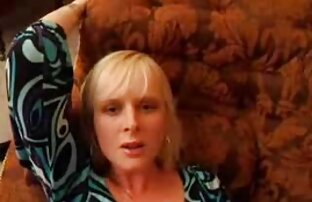 Die rot gekleidete pornobilder mit reifen frauen Frau zeigt Milchfett vor der Kamera