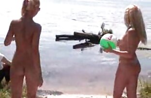Drei Athleten posieren im reife frauen machen sex Bikini Swing im Takt der Musik
